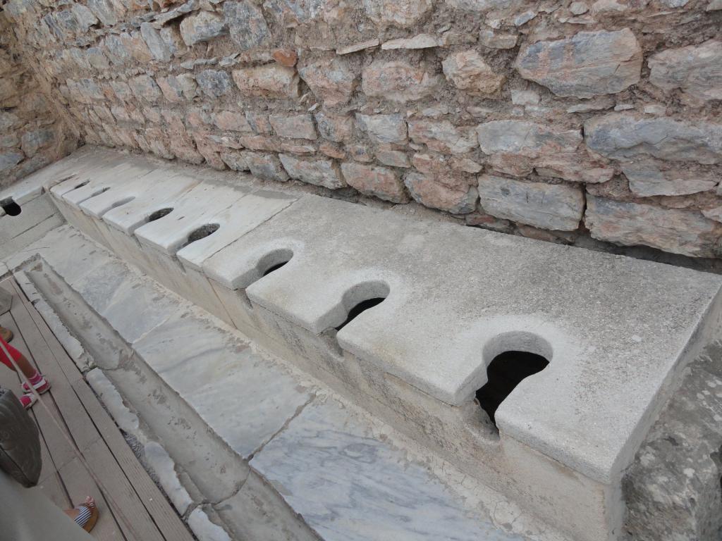 Общественный туалет в древнем городе Эфес